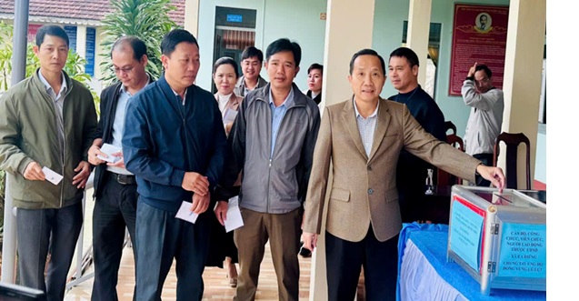 CÁN BỘ, CÔNG CHỨC, NGƯỜI LAO ĐỘNG UBND XÃ EA RIÊNG ỦNG HỘ NHÂN DÂN PHÍA ĐÔNG TỈNH ĐẮK LẮK KHẮC PHỤC HẬU QUẢ THIÊN TAI